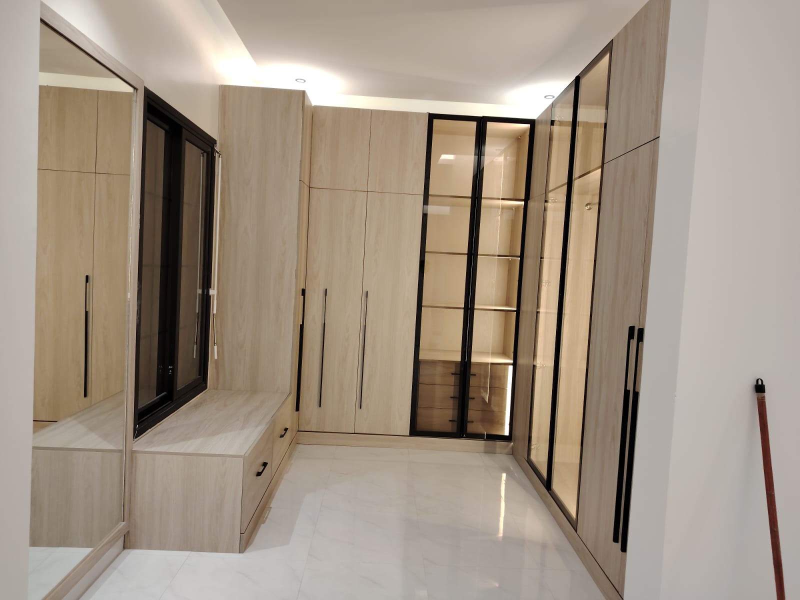 دولاب LED حديث