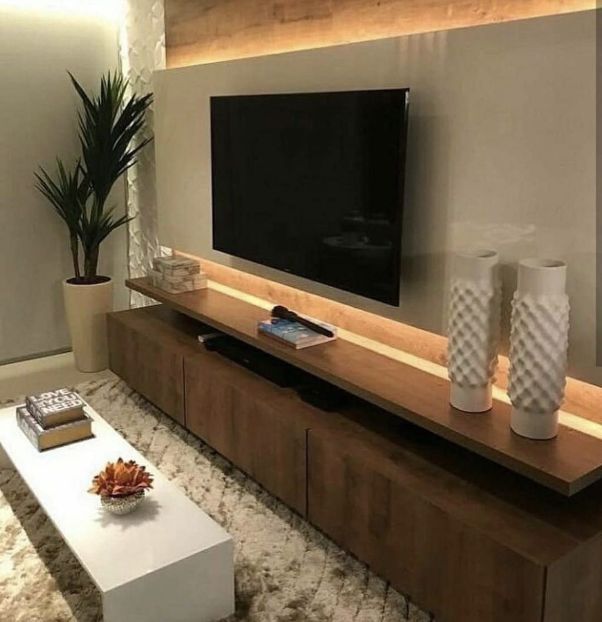 طاولة تلفزيون خشبية